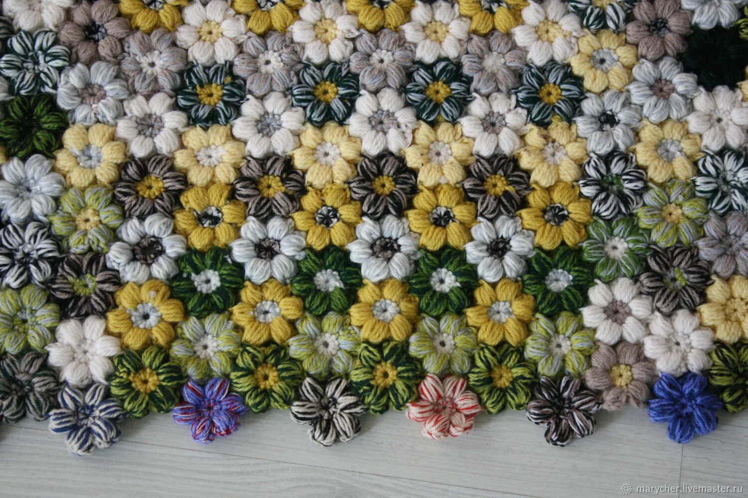 Коврик из вязаных цветочков. Коврик из цветочков крючком. Коврик из цветов крючком. Необычные коврики. Ковер из вязаных цветов крючком.