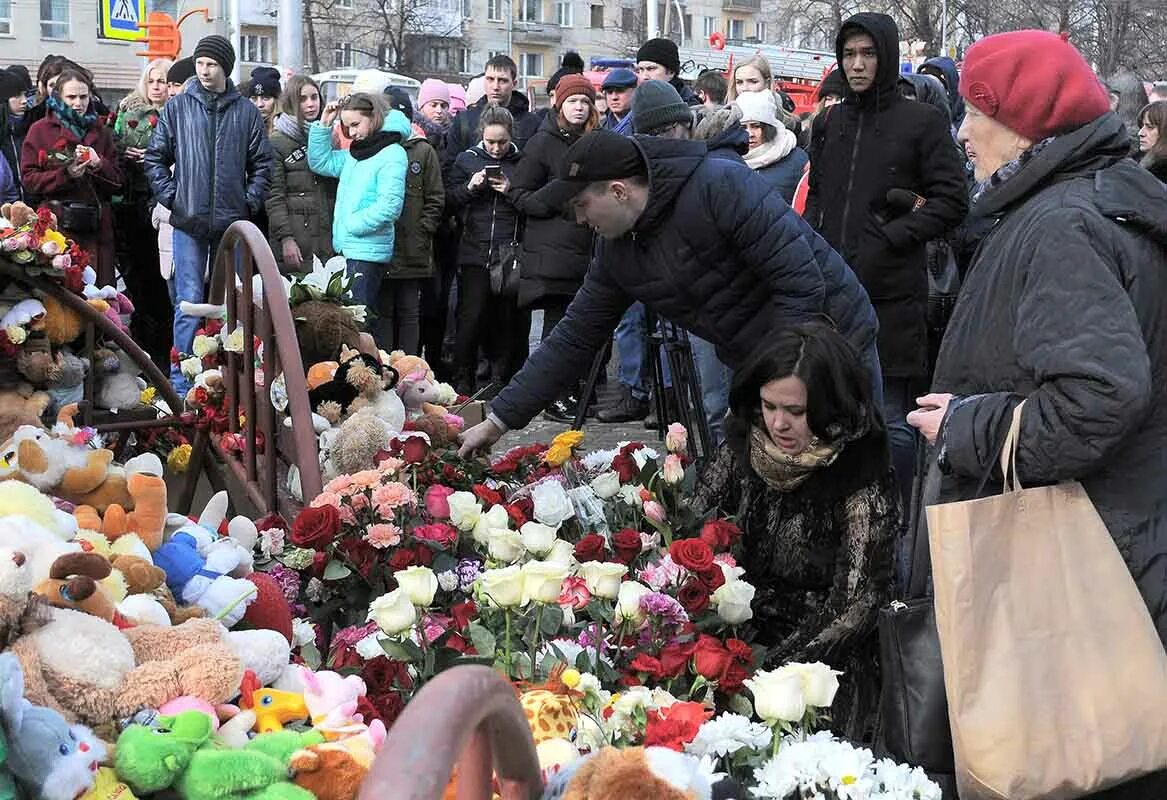 Зимняя вишня из за чего начался. Трагедия в зимней вишне Кемерово. Пожар в Кемерово погибших зимняя вишня. Трагедия в Кемерово в ТЦ.