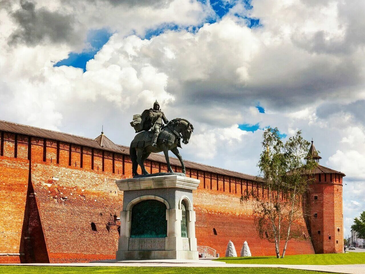 Коломна кремль экскурсии. Коломенский Кремль памятник Дмитрию Донскому. Памятник Дмитрию Донскому Коломна Маринкина башня. Коломенский Кремль достопримечательности Коломны. Маринкина башня Коломенского Кремля.