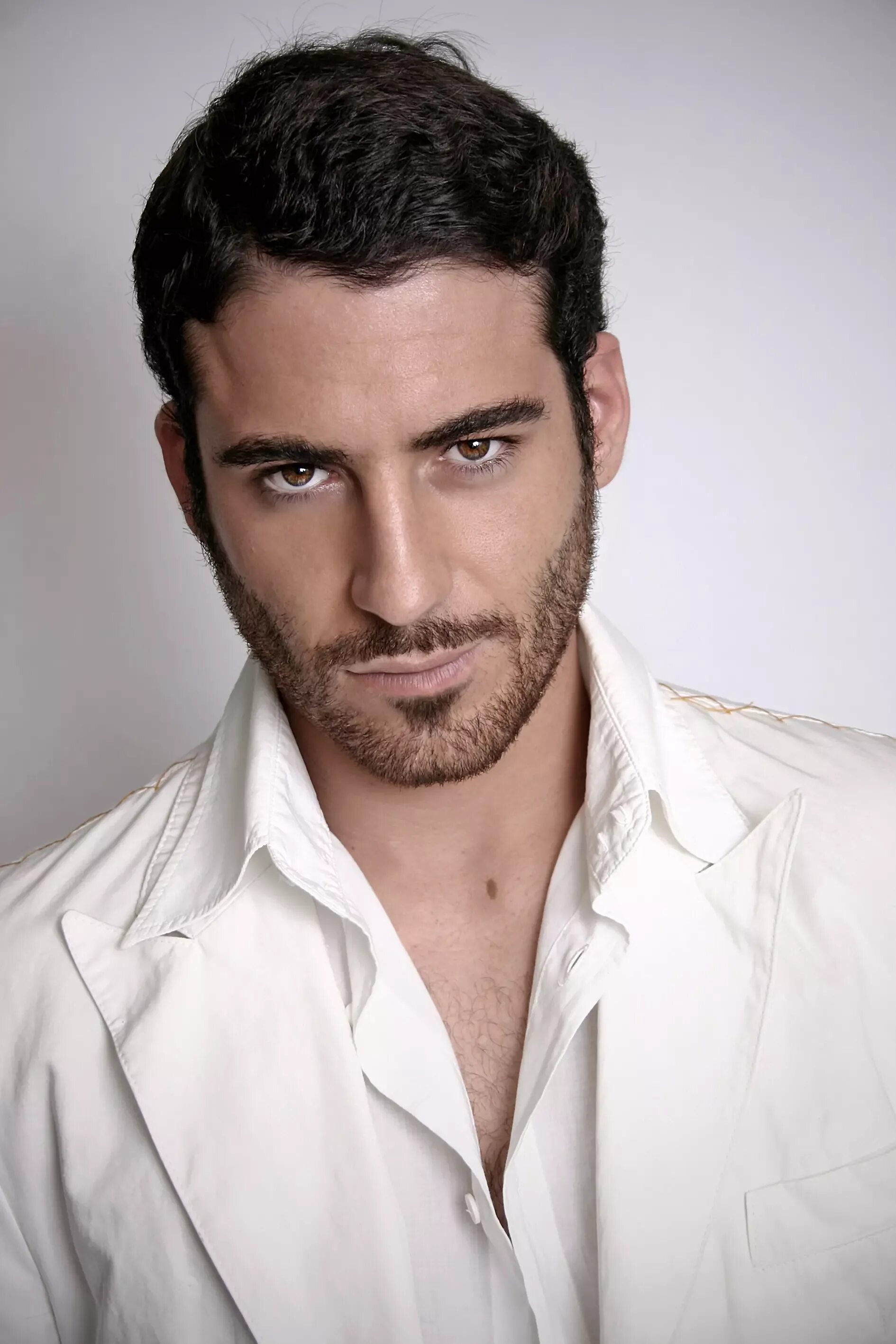 Педро мучачос. Себастьян рульи фотомодели мексики. Мужчина в сомбреро. Сомбреро мариачи. Мексиканские усы.