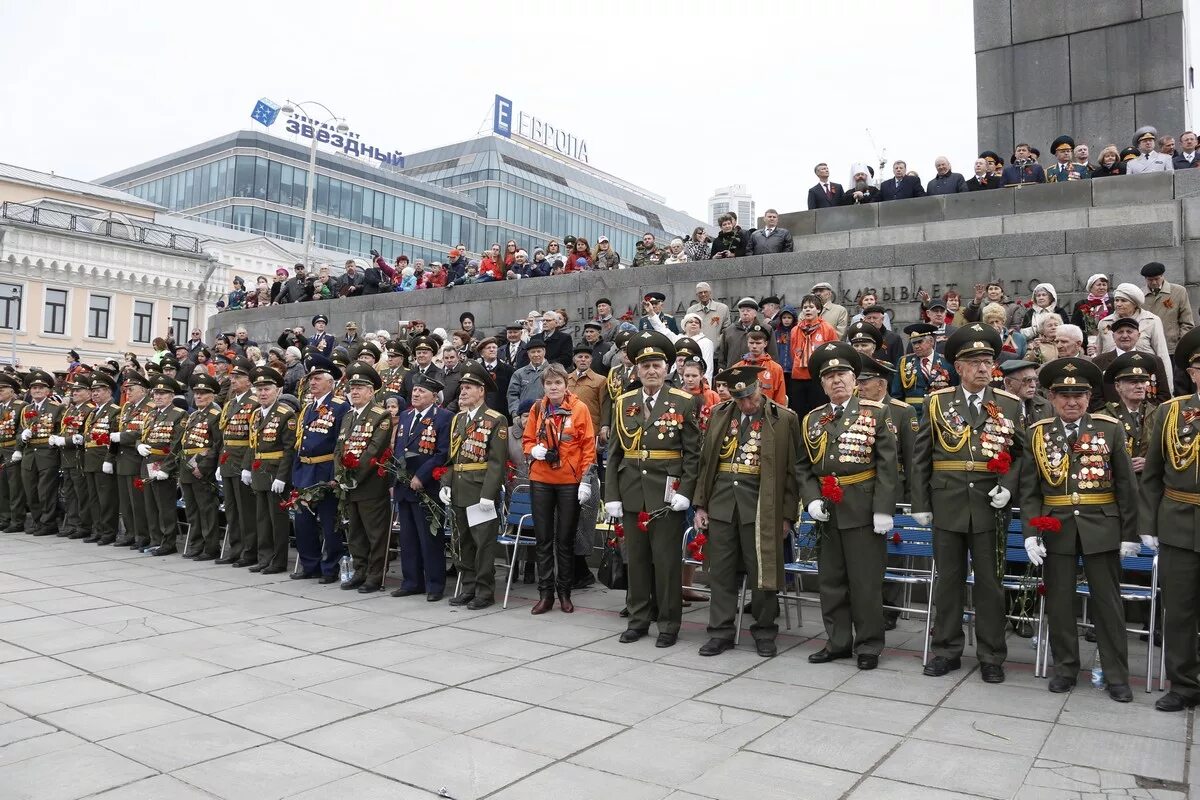 Ветераны в строю. Парад Победы 2015 Екатеринбург. 9 Мая Екатеринбург ветераны. Парад Победы Екатеринбург.