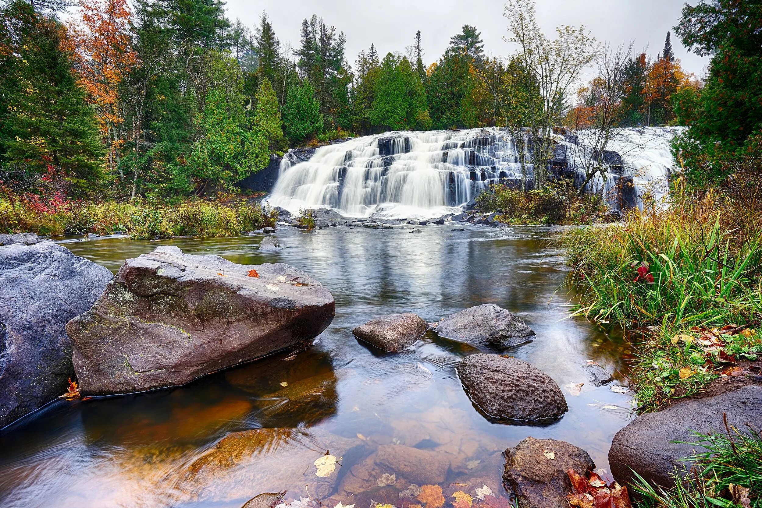 Stone river. Водопад каменная река Костомукша. Водопад Киваккакоски. Речка Каширка камни. Речка лес камни водопад.