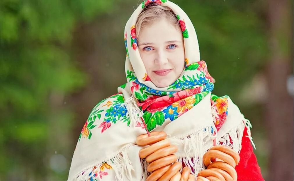 Платок на масленицу ребенку. Платок на масленицу. женщина в платке. платок русский народный. русские народные платки на масленицу.