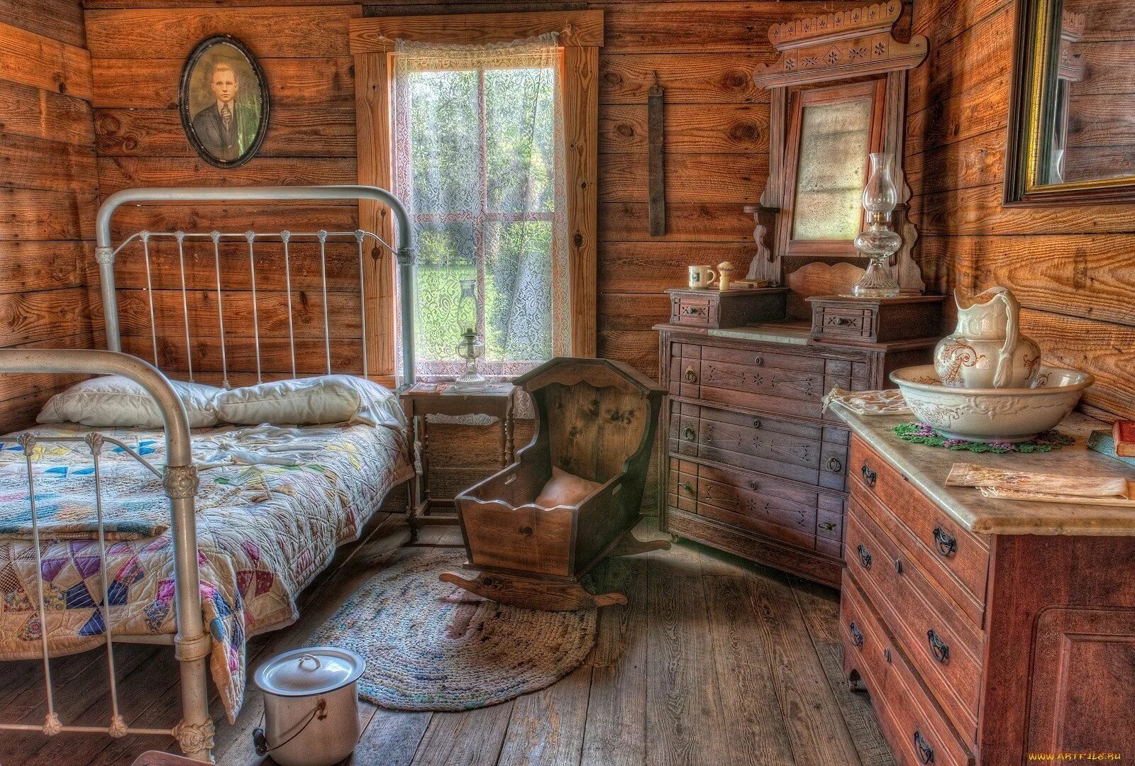 Деревенская комната. Старая кровать в деревенском доме. Кровать деревенская в Старом стиле. Старый деревенский интерьер сарай. Портреты в спальню в деревенском стиле.