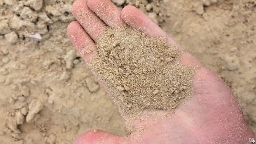 Доставка карьерного песка спб. Горный песок. Мелкий песок. Песок карьерный. Песок строительный горный.