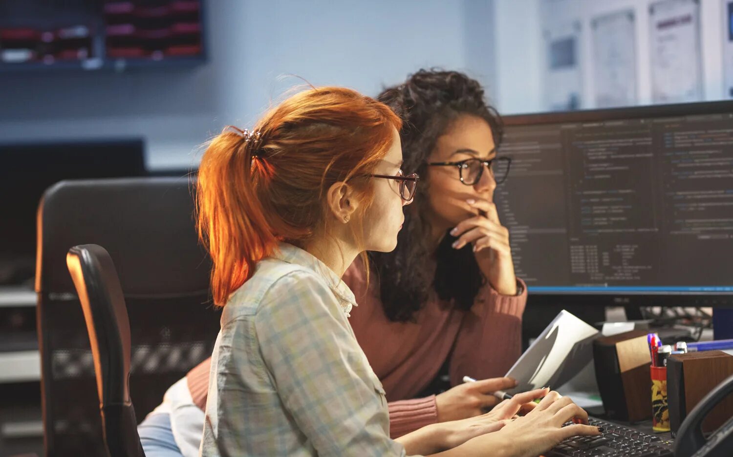 Девушка программист. Девушка разработчик. Девушка программист. Женщина программист. Программирование офис.