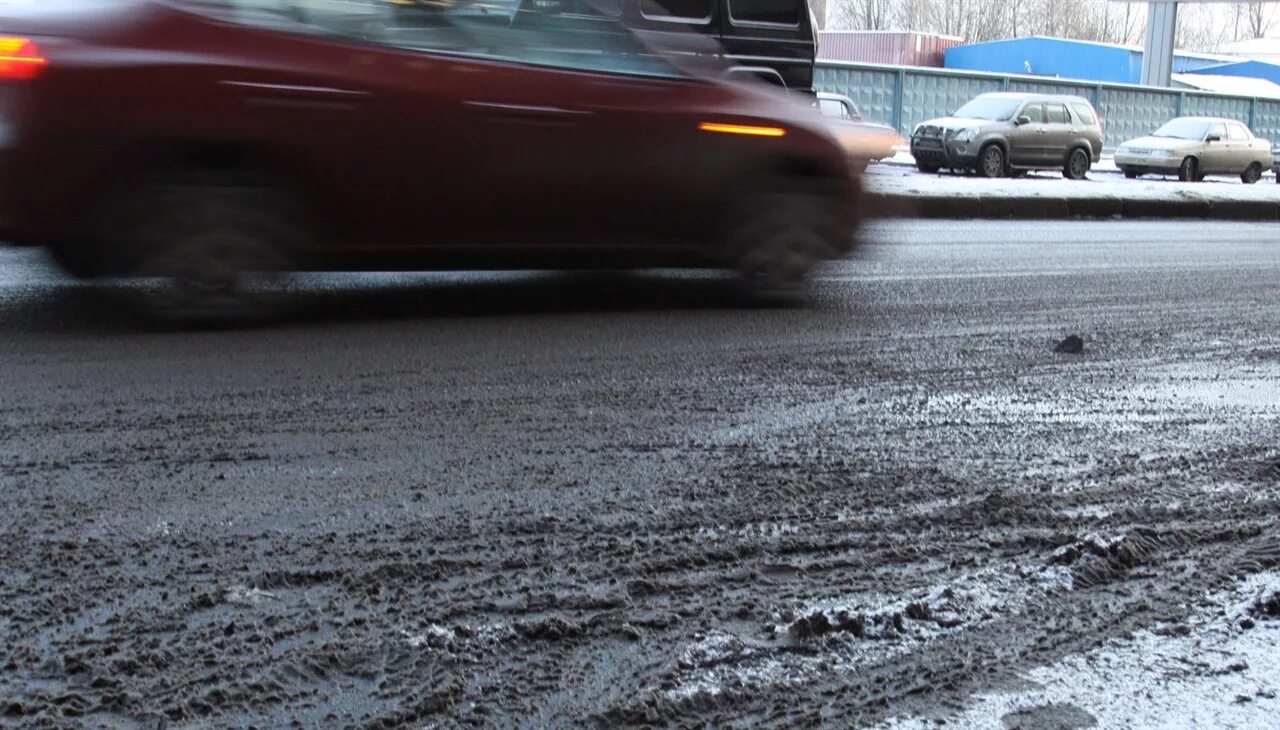Закрытие дорог красноярск 2024. Противогололедные реагенты на дорогах. Грязь на дорогах зимой. Каша на дороге. Грязь от антигололедных реагентов.