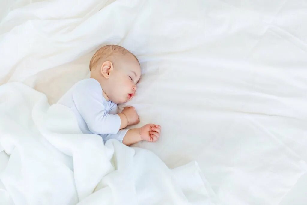 К чему снится новорожденный ребенок во сне. Спящий ребенок. Малыши на Светлом фоне. Новорожденный на белом фоне.