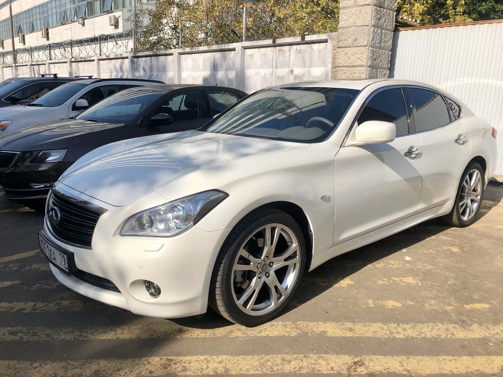 Телефон инфинити 40 про. Инфинити м25. Infiniti m25 2010. Инфинити м56 2008. Infiniti m25 белый перламутр цвет.