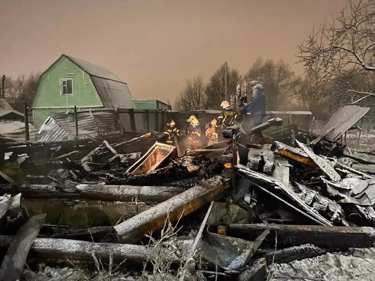 Пожар в частном доме. МЧС В Деревяницах Великий Новгород. Пожар по середине океана. Пожар на улице Даргомыжского.