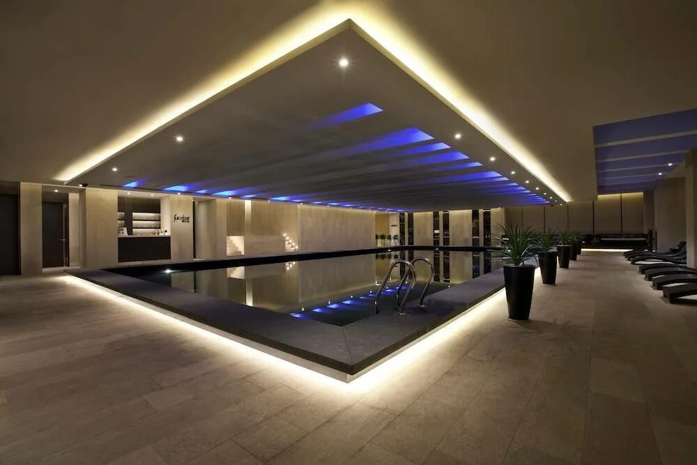 Проект освещения помещения цена. Подсветка бассейнов. Освещение помещения бассейна. Красивая подсветка бассейна. Светодиодная подсветка для бассейна.