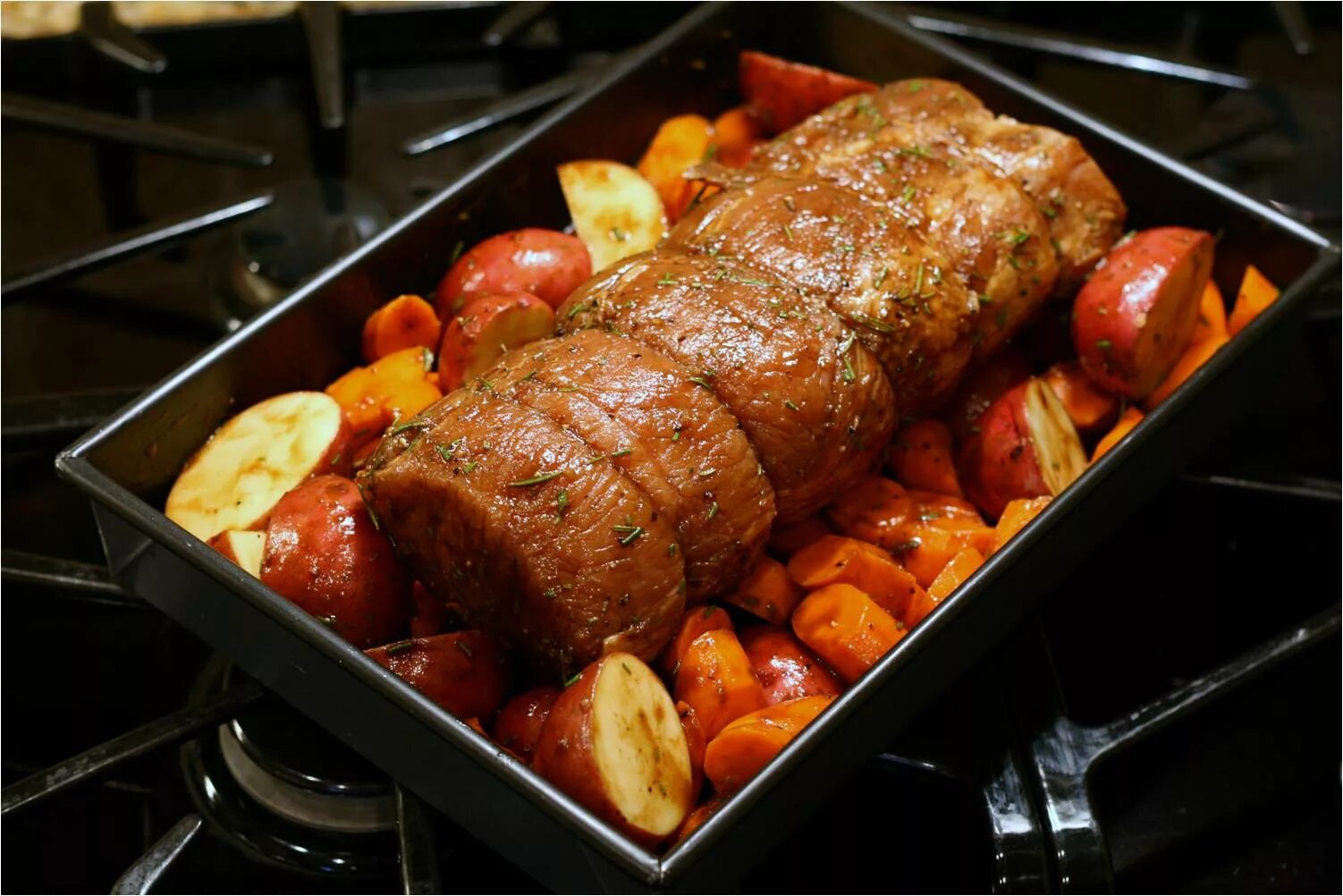 Рецепт жарки мяса в духовке. Мясо в духовке. Запеченное мясо в духовке. Запеченное мясо с овощами. Свинина запеченная с овощами.