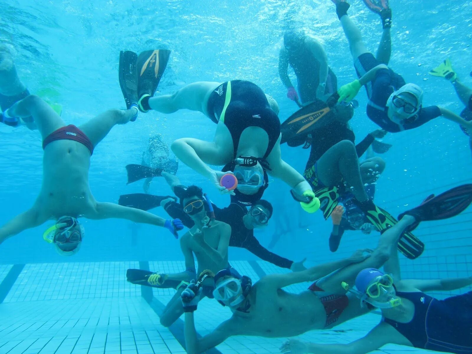 Подводный хоккей. Подводный хоккей это вид спорта. 1. Underwater Hockey.. Самое необычное фото подводного хоккея. Хоккей купание