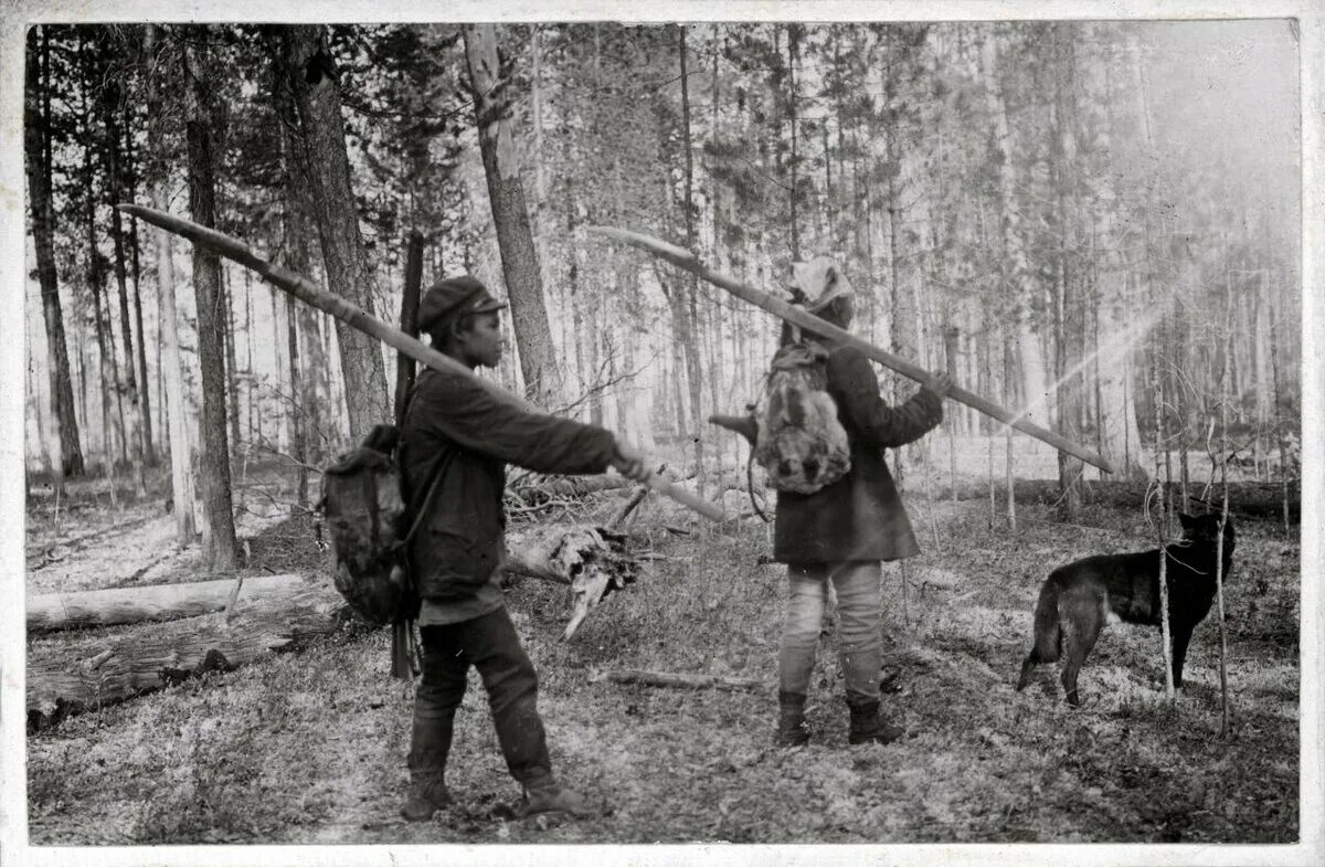 В течение столетий люди беспощадно охотились. Сибирский охотник 19 век. Эвенки охотники Сибири. Охотники эвенки 19 века. Эвенки (тунгусы) охота.