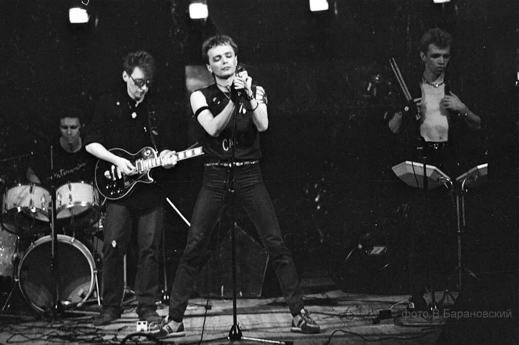 группа queen 1970. ые песни. молодёжь 70-х в ссср. парень с гитарой во дворе. группа земляне 1983.