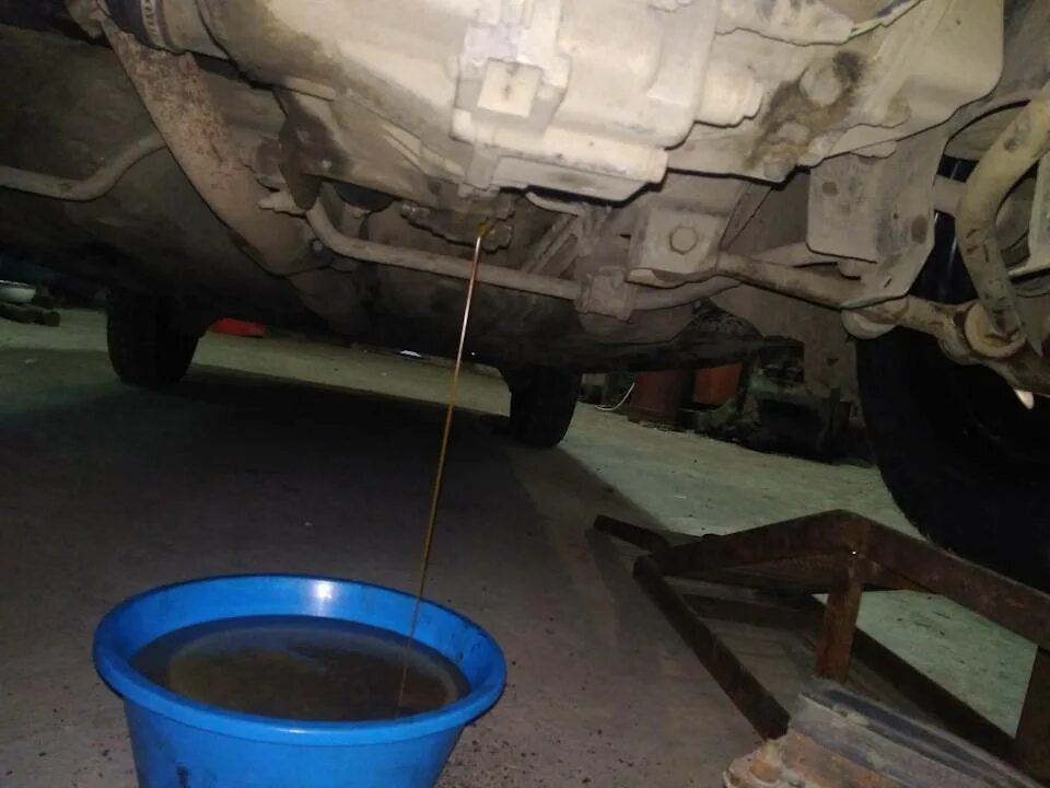 Масло в двигатель ваз 2112. Замена масла 2112. Сливная пробка масла ваз 2110. Сливная пробка масла ваз 2112. Сливной болт масла ваз 2112 двигатель.