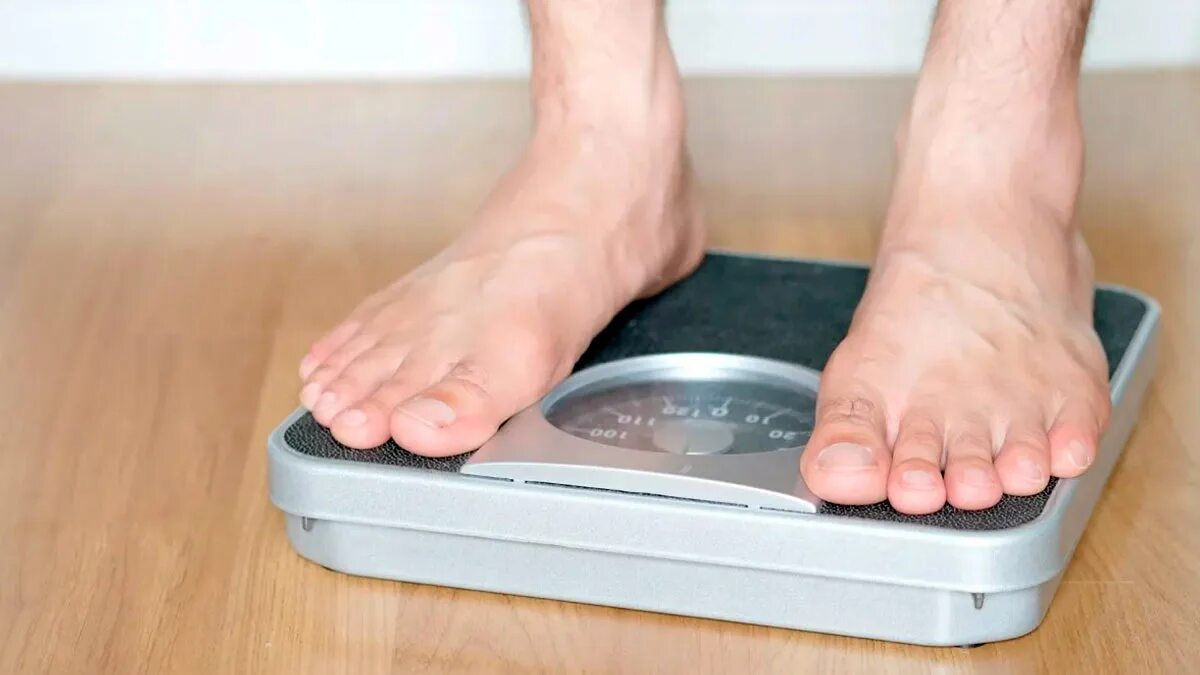 Весы на месяц мужчина. Весы 41 кг. 41 Кг на весах. 70 Кг на весах фото. Man on Scale.
