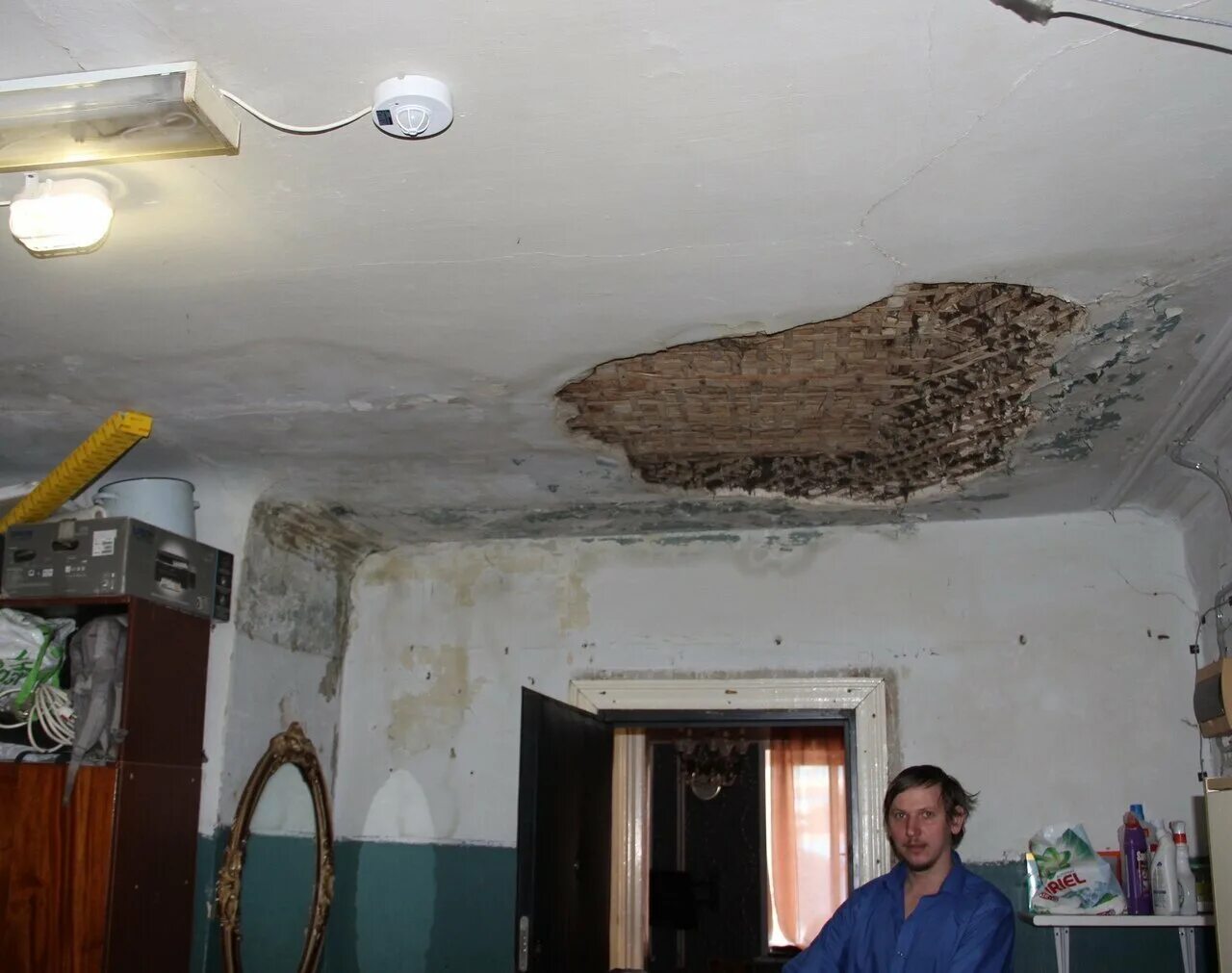 Обвалился потолок в квартире. Рухнул потолок в квартире. Обрушился потолок в квартире. Обвалился потолок частично в квартире.