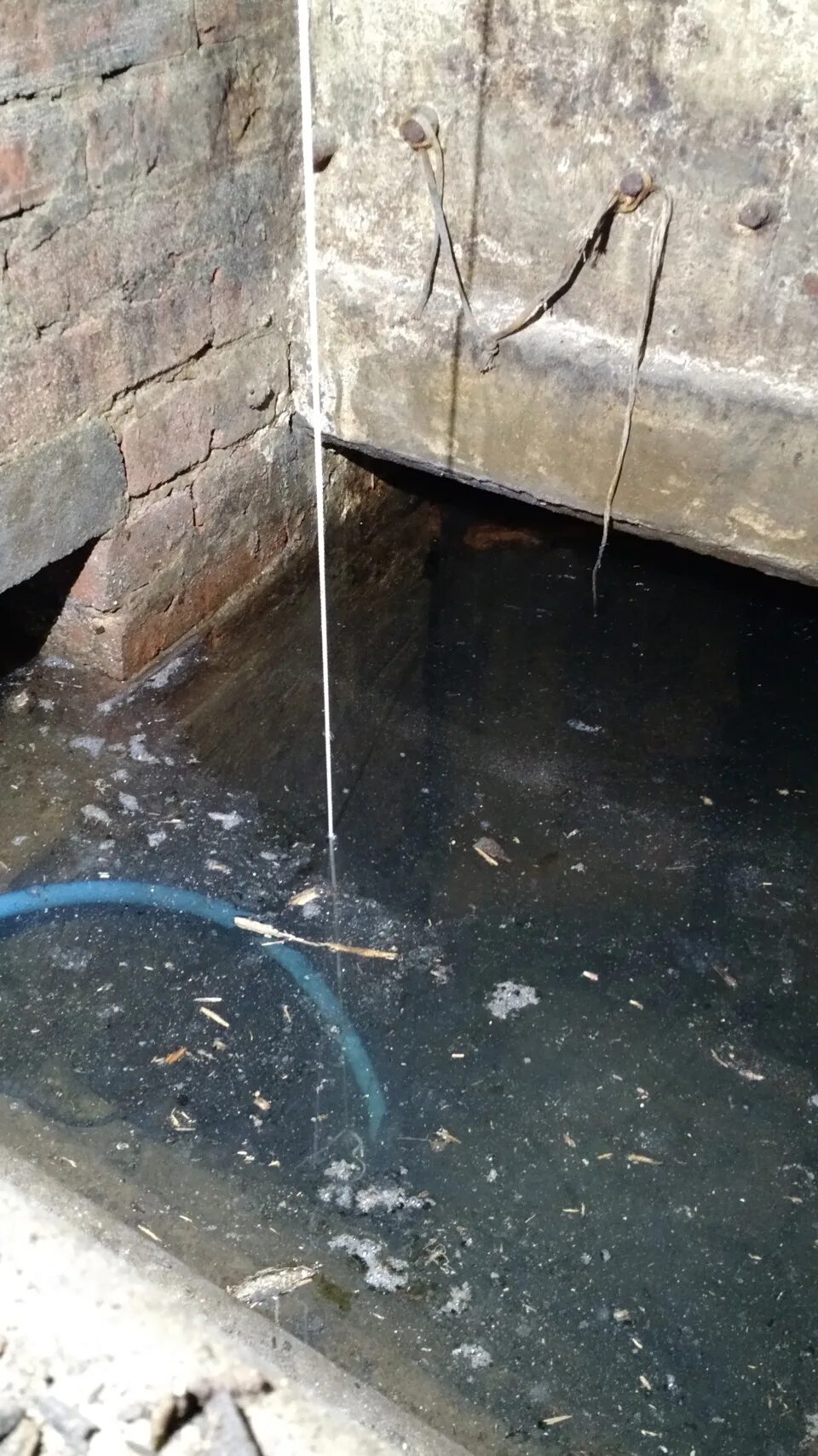 Дренажная бочка в подвале. Затопление подвала частного дома. Вода в погребе. Вода в яме гаража. Гидроизоляция ямы в гараже.