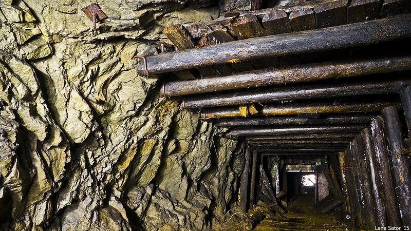 Готика 2 карта рудников. Слюда мусковит. Заброшенные шахты меднорудные шахты. Штольня шахты. Готика 2 карта долины рудников.