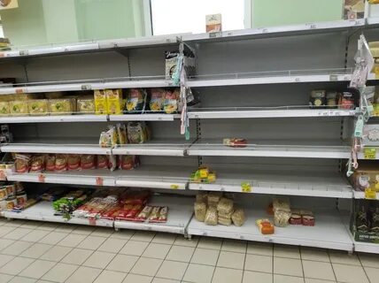 На прилавках магазинов лежат отборные овощи