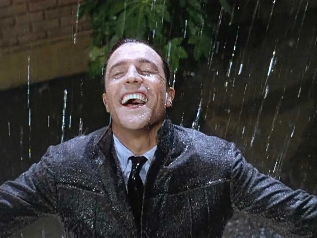 Пение под дождем. Singin’ in the Rain Джин Келли. Улыбается под дождем. Мужчина радуется дождю.