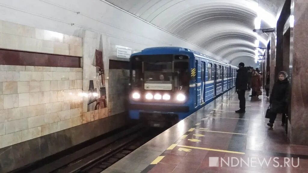 Подземное метро в екатеринбурге. Что произошло в метро екатеринбург сегодня. Парень в метро. Люди в метро. Человек упал на рельсы в метро.