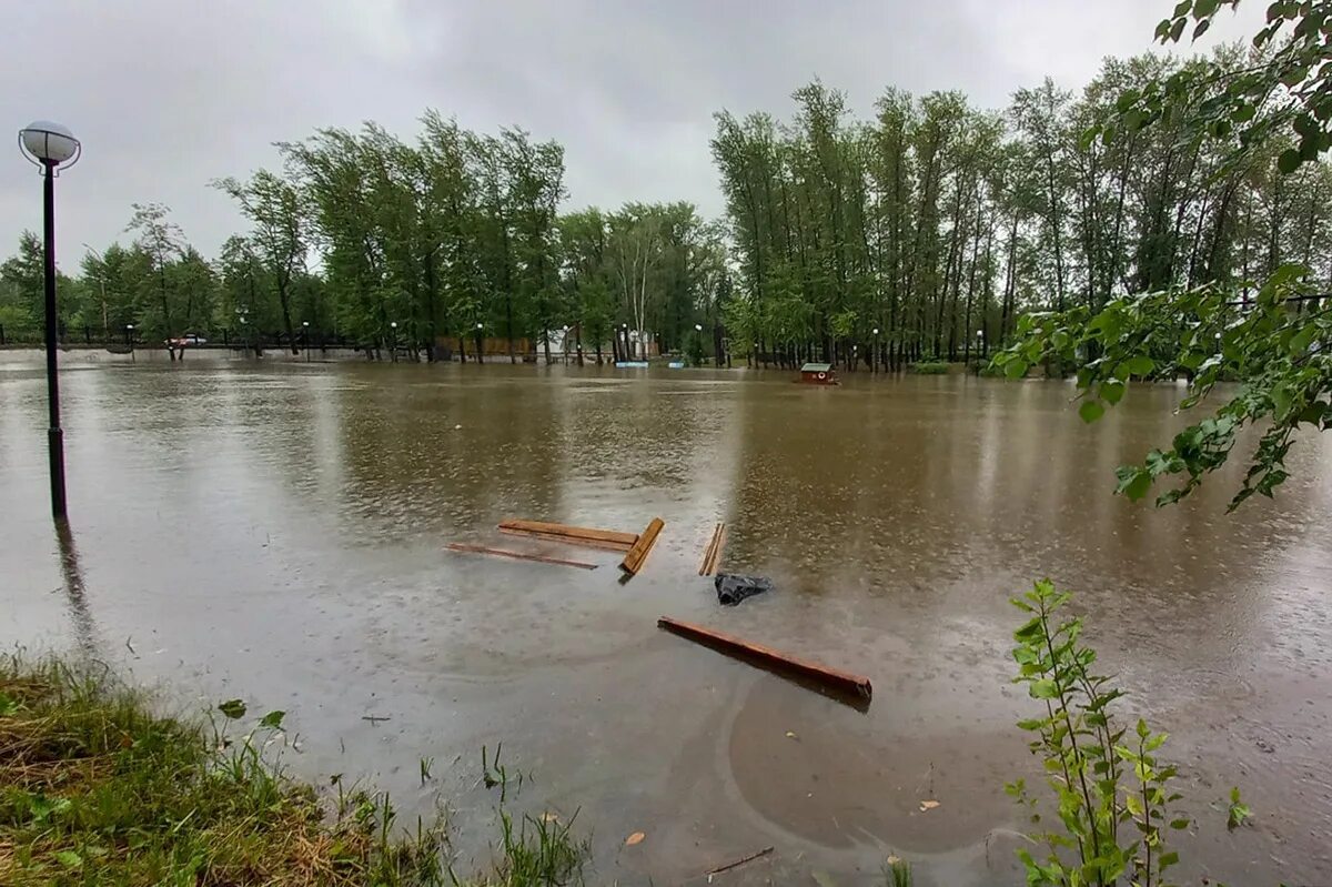 Котлован в реке. Потоп в ростокино. Затопило пруд. Пруд затопило новый город ижевск. Верхняя салда 2021.