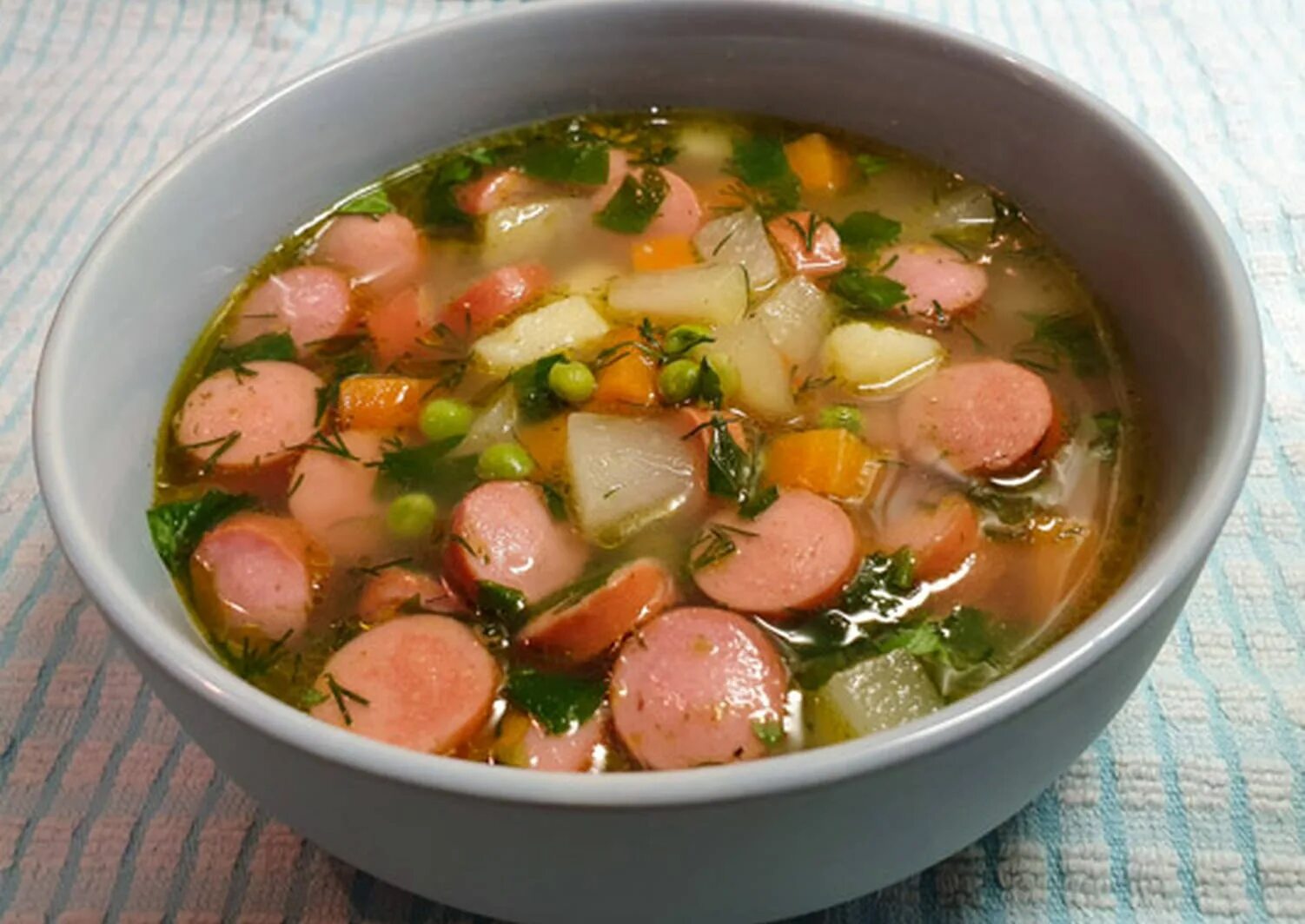 Рецепт супа с домашней колбасой. Суп с сосисками. Суп картофельный с сосисками. Суп с сосисками и вермишелью и зеленым горошком. Суп с зеленым горошком и сосисками.