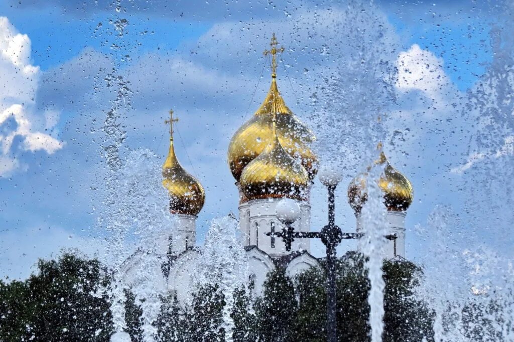 Слушать душа купола. Купола Успенского собора Ярославль. Церковь с золотыми куполами Ярославль.