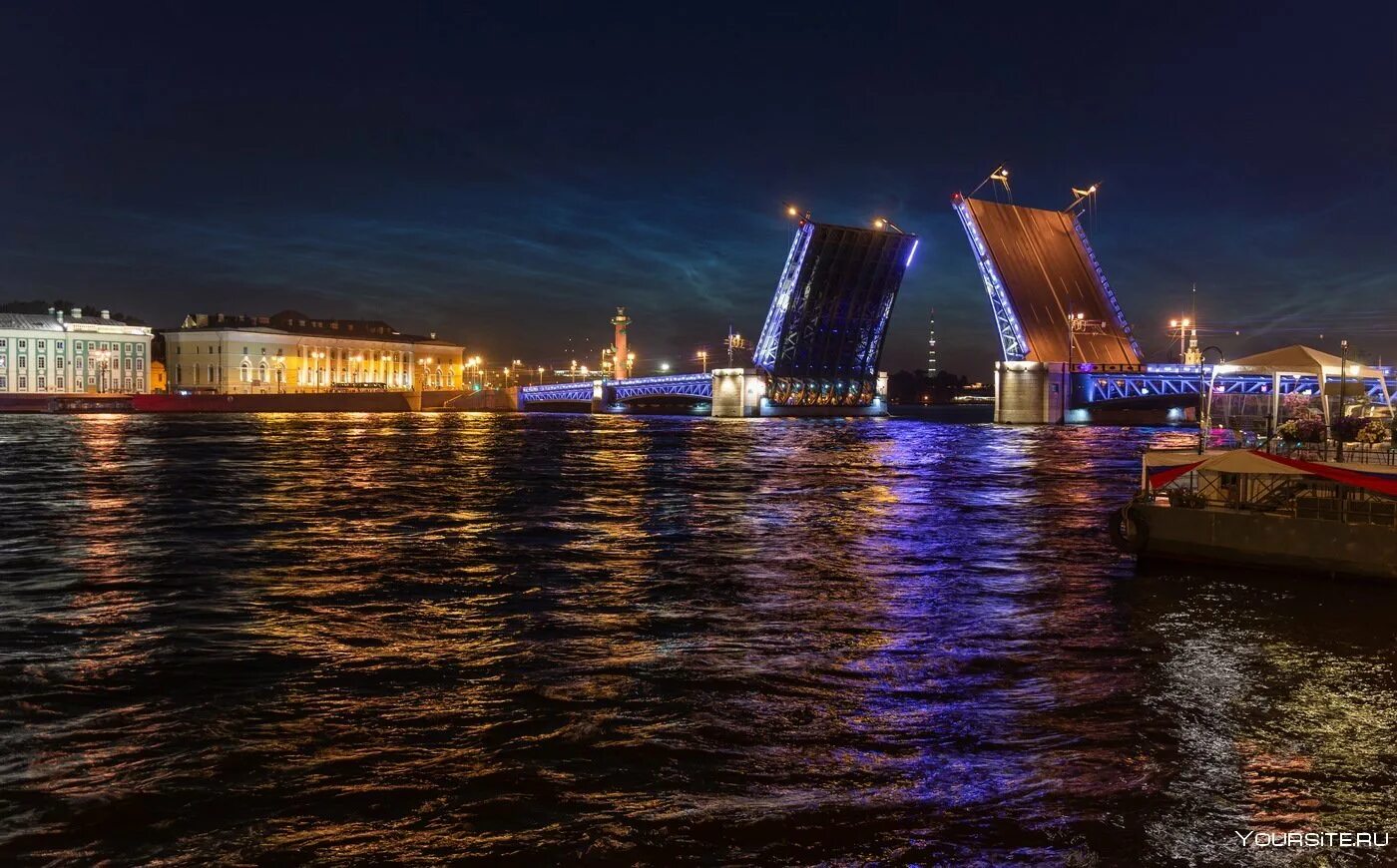 Дворцовый мост санкт петербург кратко. Дворцовый мост в Санкт-Петербурге. Дворцовый мост и Эрмитаж. Дворцовый мост в Санкт-Петербурге днем. Дворцовый мост и зимний дворец.