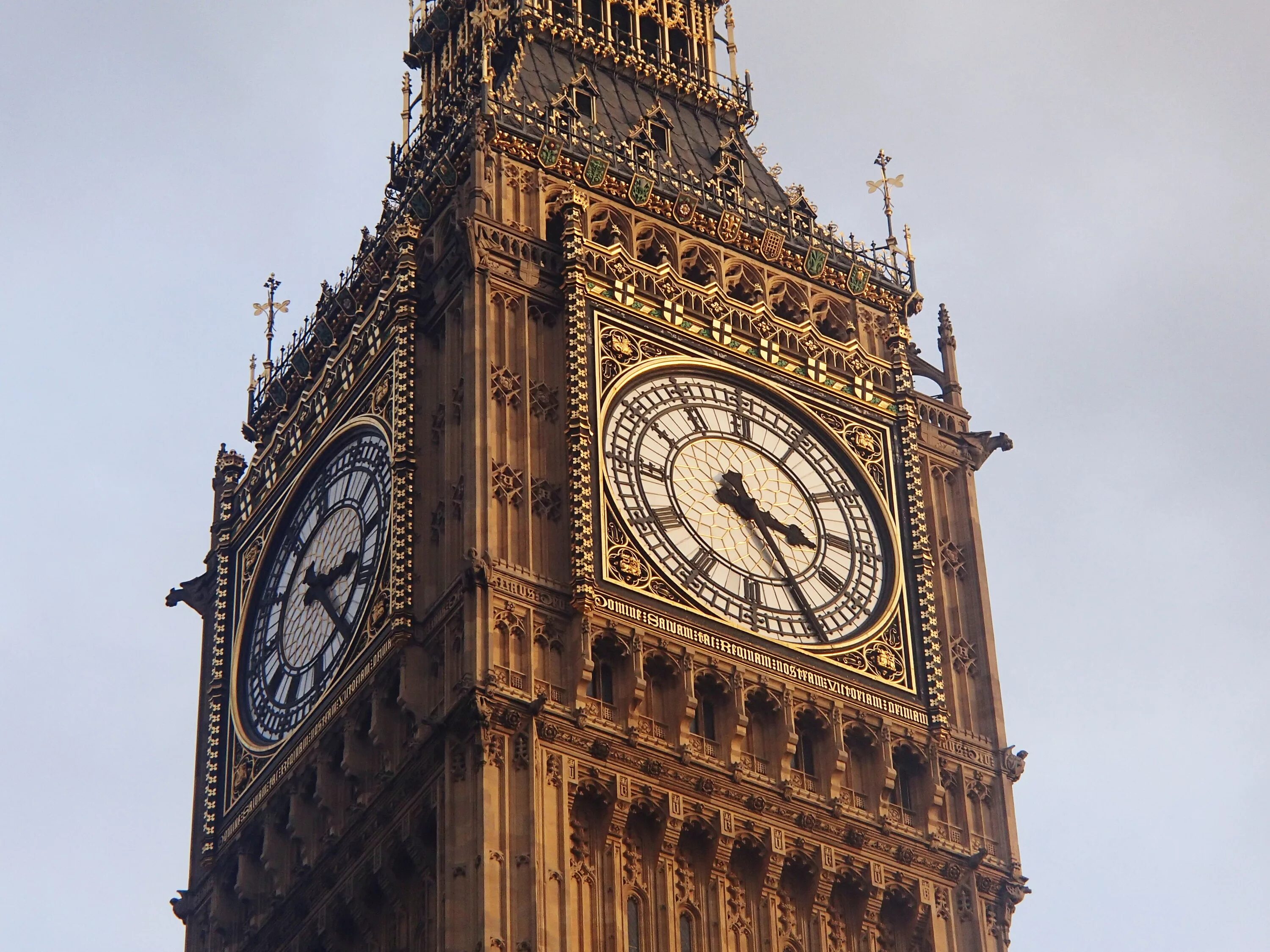 Big ben listening. Башня Биг Бен в Лондоне. Часовая башня Биг Бен. Лондонские часы Биг Бен. Биг-Бен (башня Елизаветы).