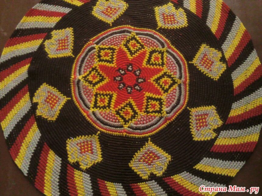 жаккардовые узоры для круглых ковриков. коврик жаккард крючком. коврик с орнаментом крючком. тапестри. вязаный ковер жаккард.