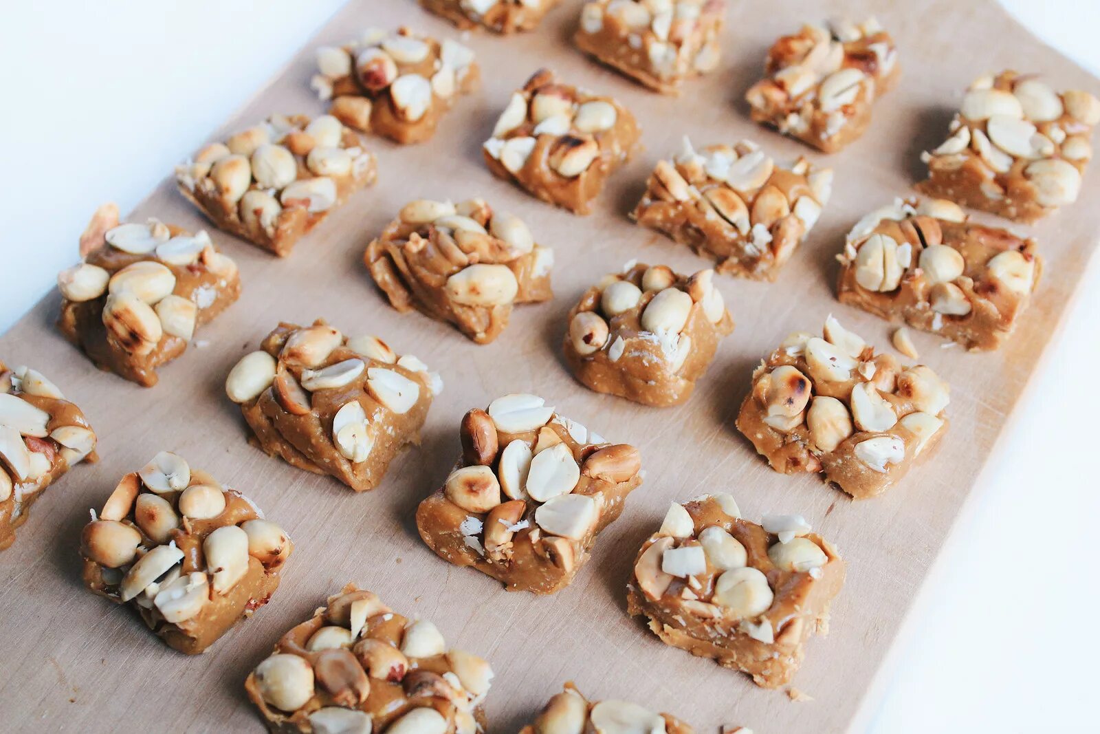 несладкие десерты. арахис в соленой карамели. соленая карамель. соленая карамель с арахисом. соленая карамель.