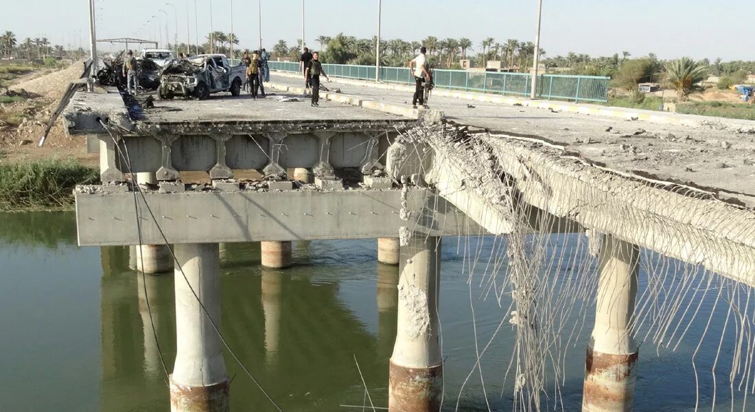 Разрушен ли мост. Разрушенный мост. Разбомбили мост. Мост через Евфрат.