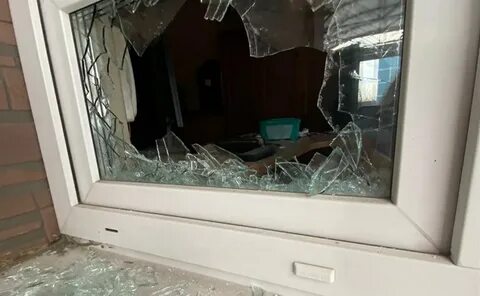 Разбитые соседями окна