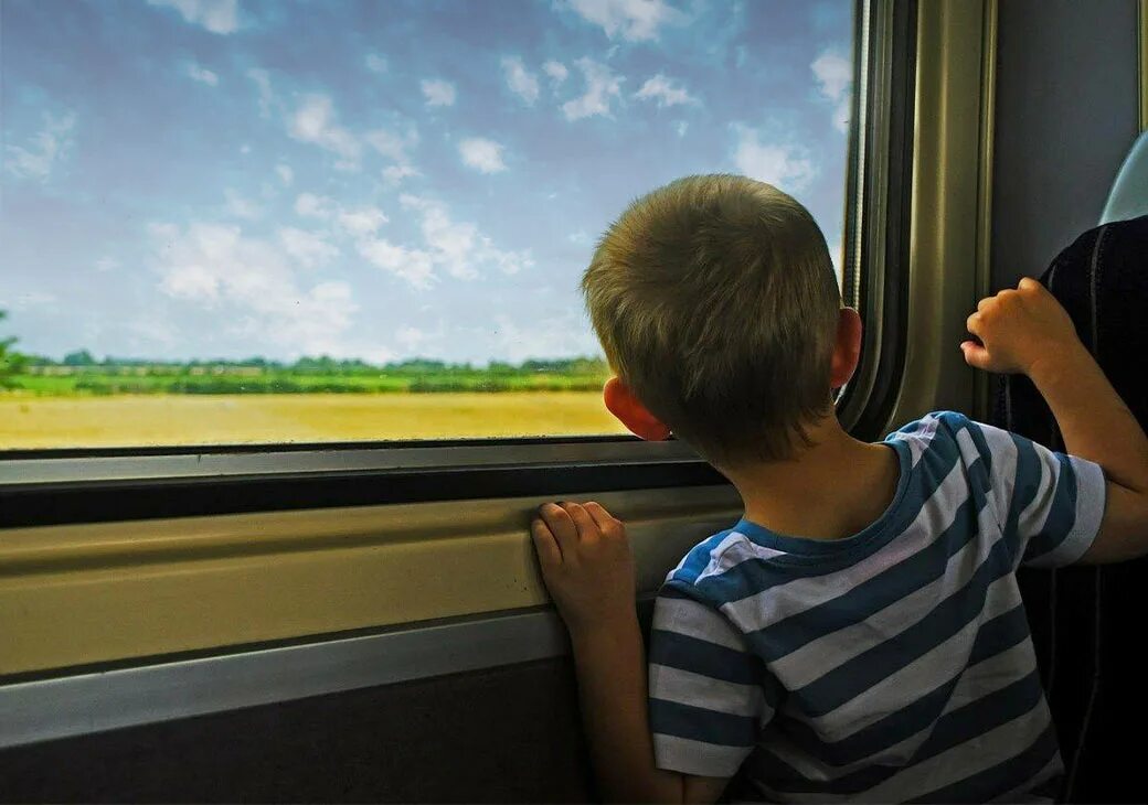 Ребенок едет в маршрутке. Окно поезда. Поезда для детей. Про поезда для мальчиков. Дети в окне поезда.