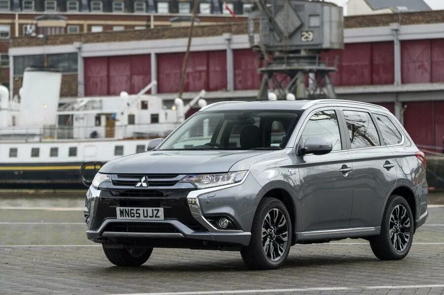 Mitsubishi Outlander 2015. Митсубиши Аутлендер 2015. Митсубиси Аутлендер PHEV 2015. Митсубиси Аутлендер PHEV 2016. Мицубиси аутлендер 2015 год