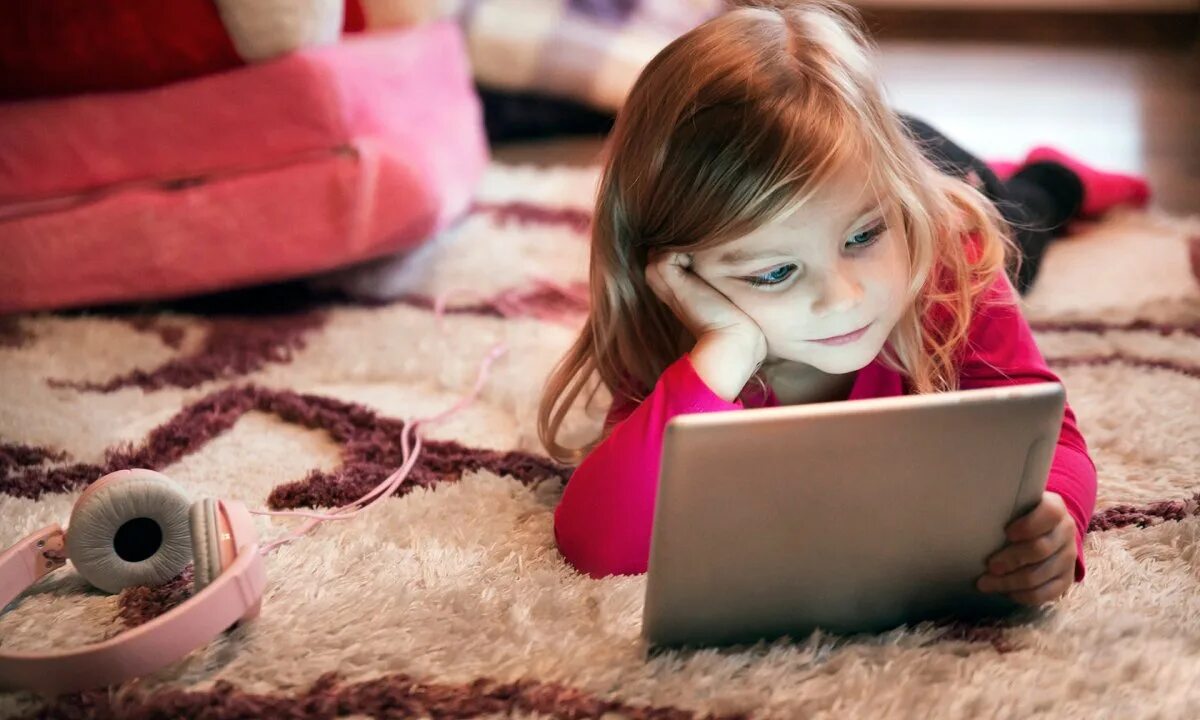 Дети с телефонами с рождения. Девочка скучает. Современные дети и гаджеты. Детям об интернете. Интернет зависимость у детей.