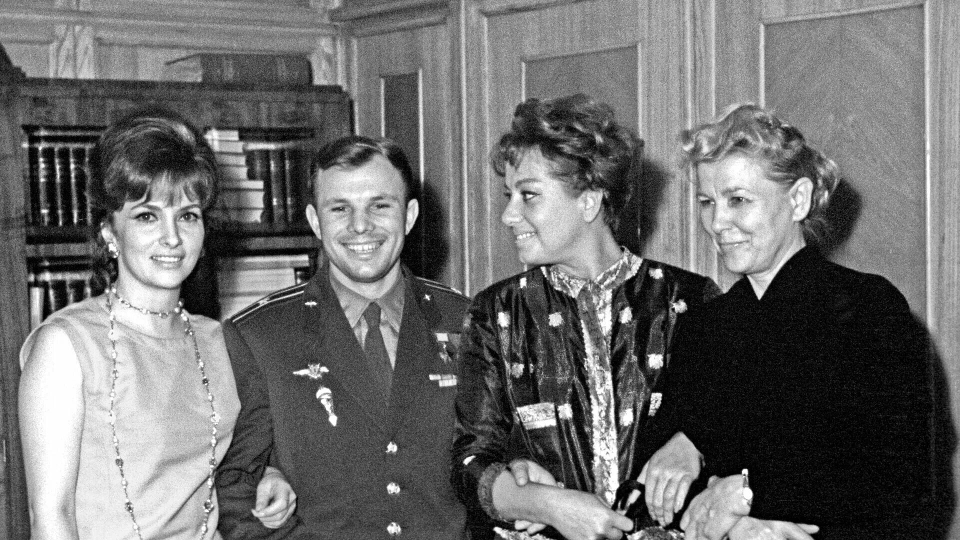 Гагарин и джина лоллобриджида. Фурцева министр культуры СССР.