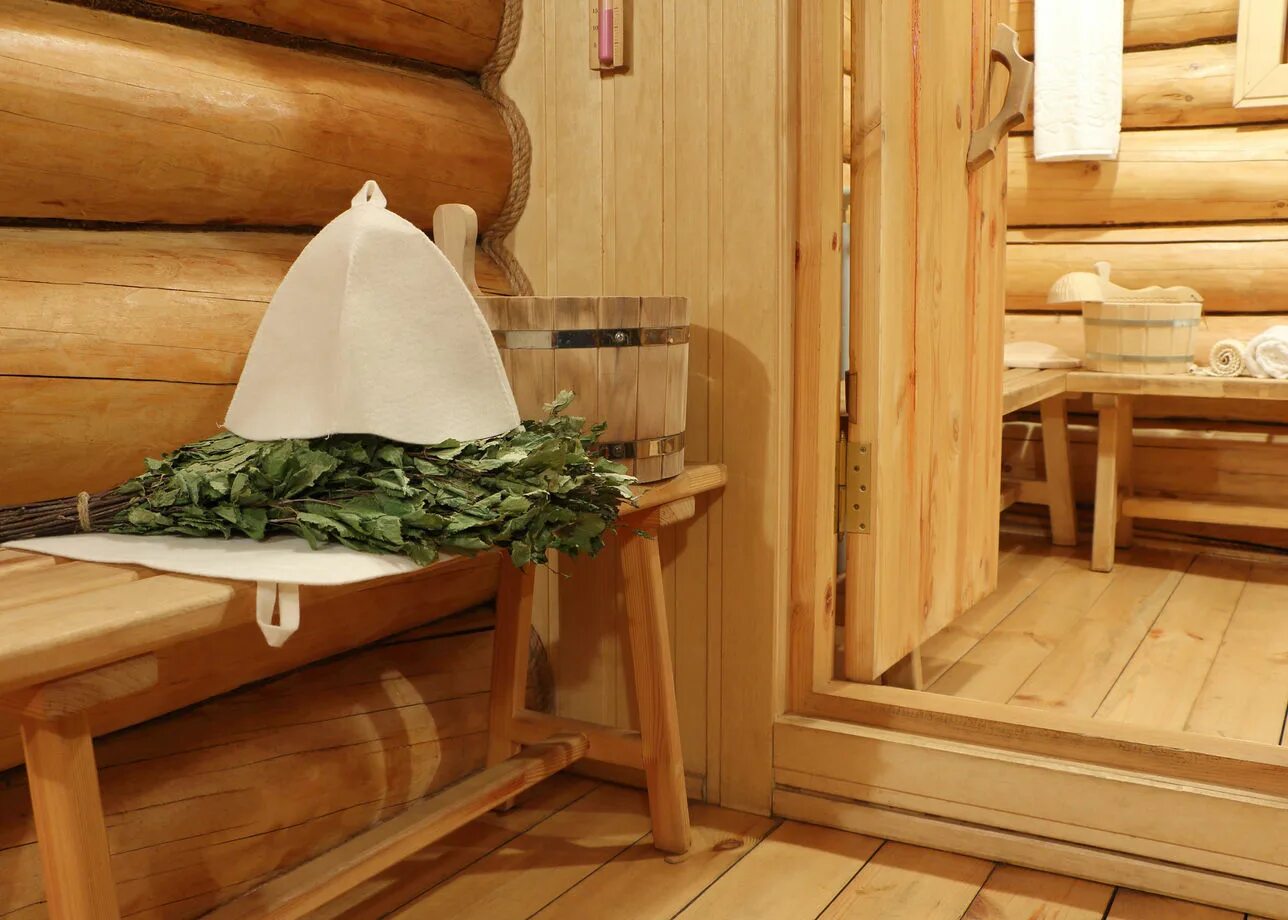 Русская баня с веником. Можно ли идти в баню в рождество. Можно ли идти в баню в рождество. Посещение бани. Девушка с веником.