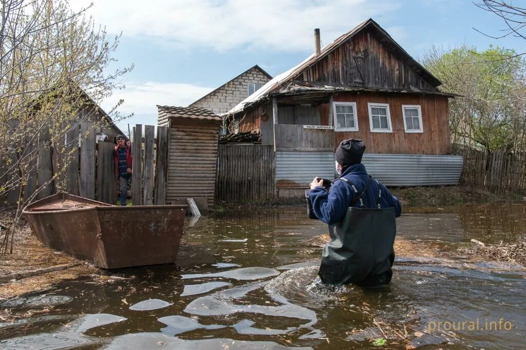 Уровень воды в реке уфа на сегодня. Уровень воды в уфимке. Лобва наводнение. Подъем уровня рек в Башкирии. Река Веля.