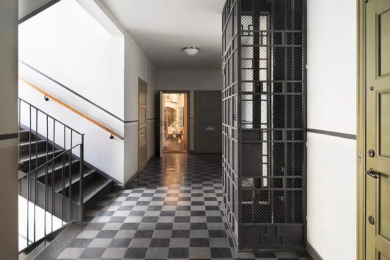 Красивые подъезды в домах. Панели криплат лестничная клетка. Коридор в лестничной клетке. Двери в коридор подъезда. Светильники на лестницу настенные.