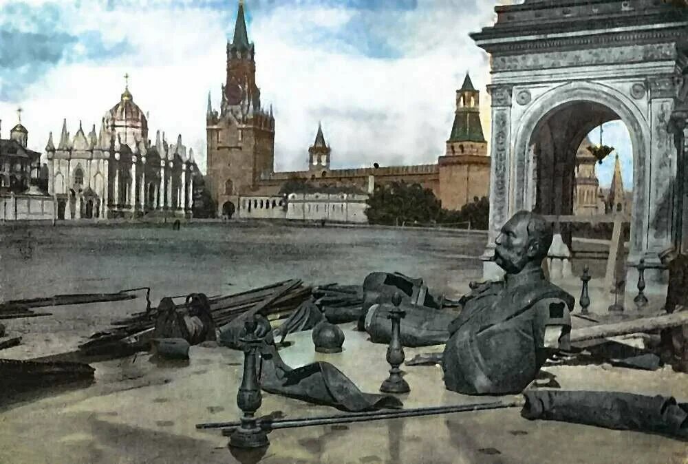 на коронации николая ii. памятник императору александру 2 султанов 1898. коронация николая 2 в успенском соборе. успенский собор в москве коронация николая 2. александры федоровны 1896 коронация.