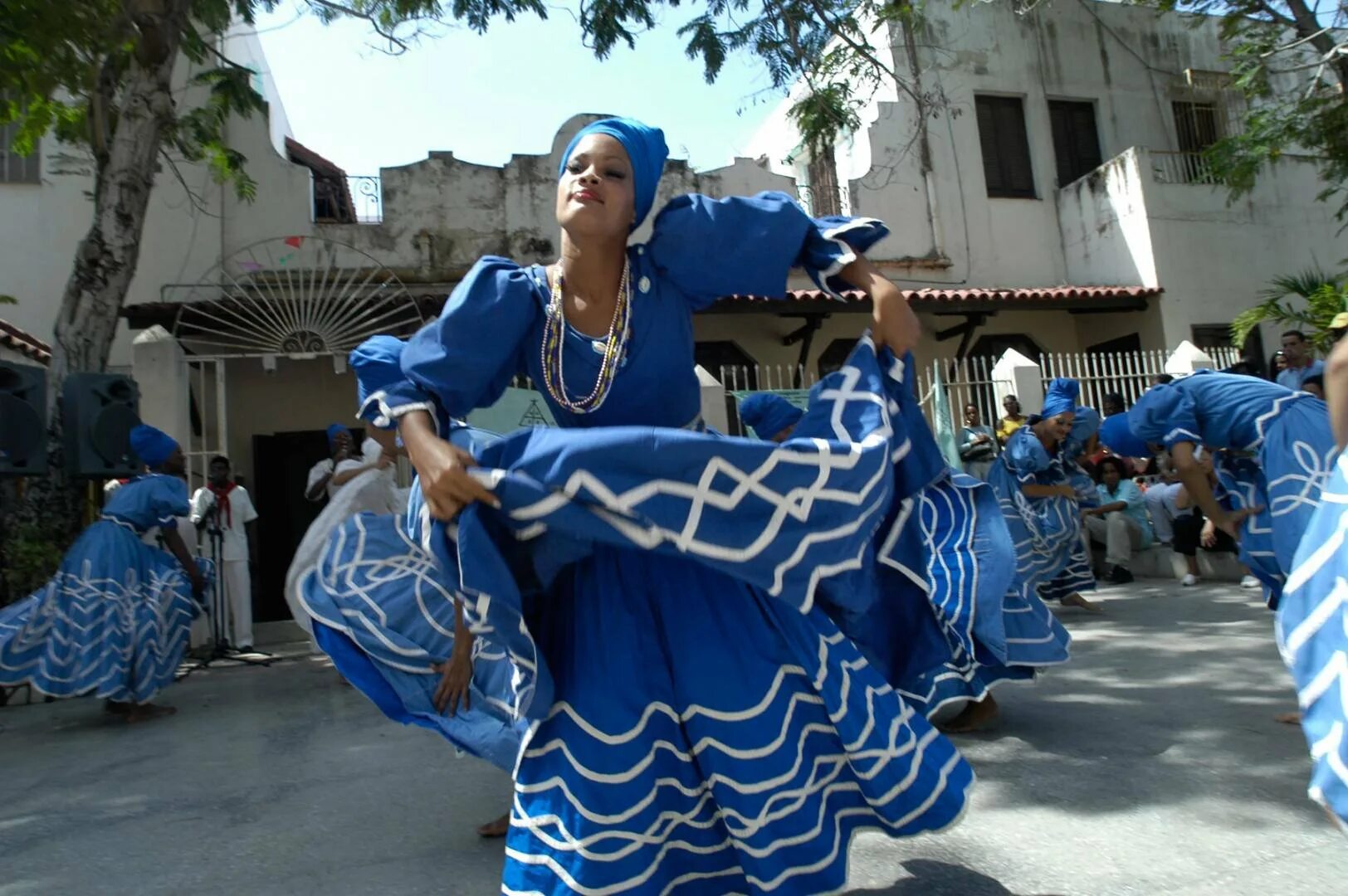 Кубинский национальный. Куба Малекон Гавана танцы. Кубинский костюм Гавана. Костюм Румба Кубинская. Кубинцы национальный костюм.