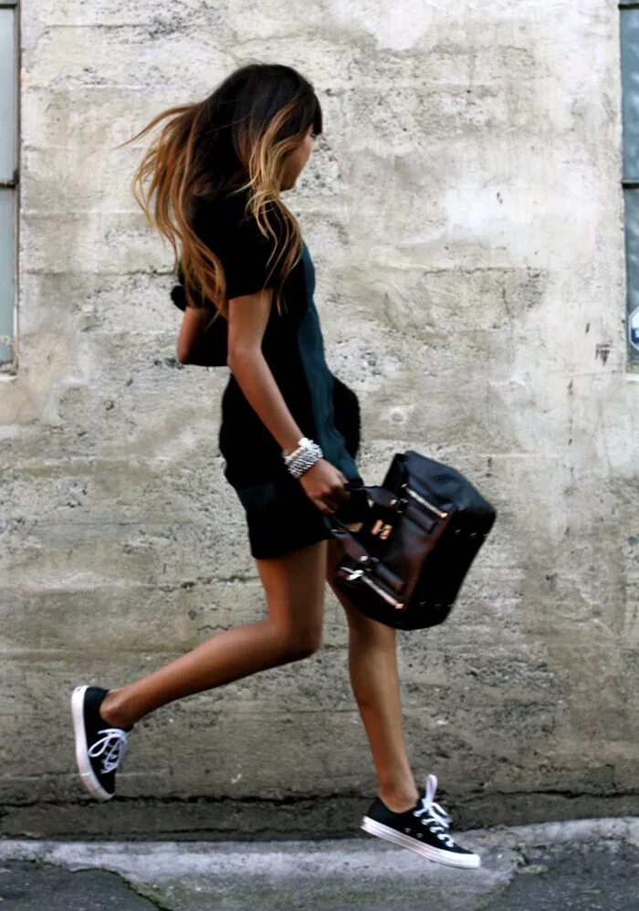 Модные кеды. Converse на ноге. Черные кеды девушек. Черные конверсы стиль. Черные кеды девушек.