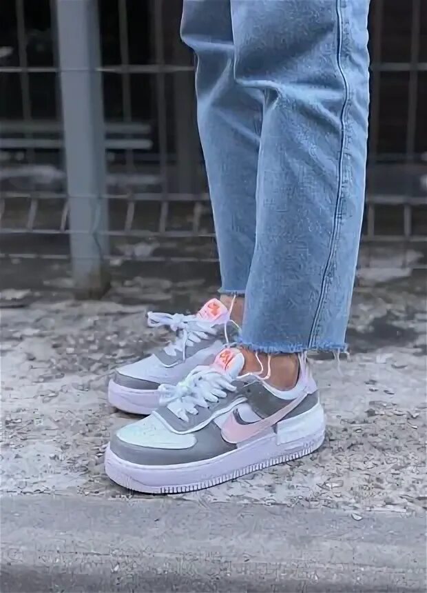 Розовые кроссовки найк barely rose. Найки розово серые. Nike 2000 серо розовые. Найки розово серые. Найк 720 розовые.