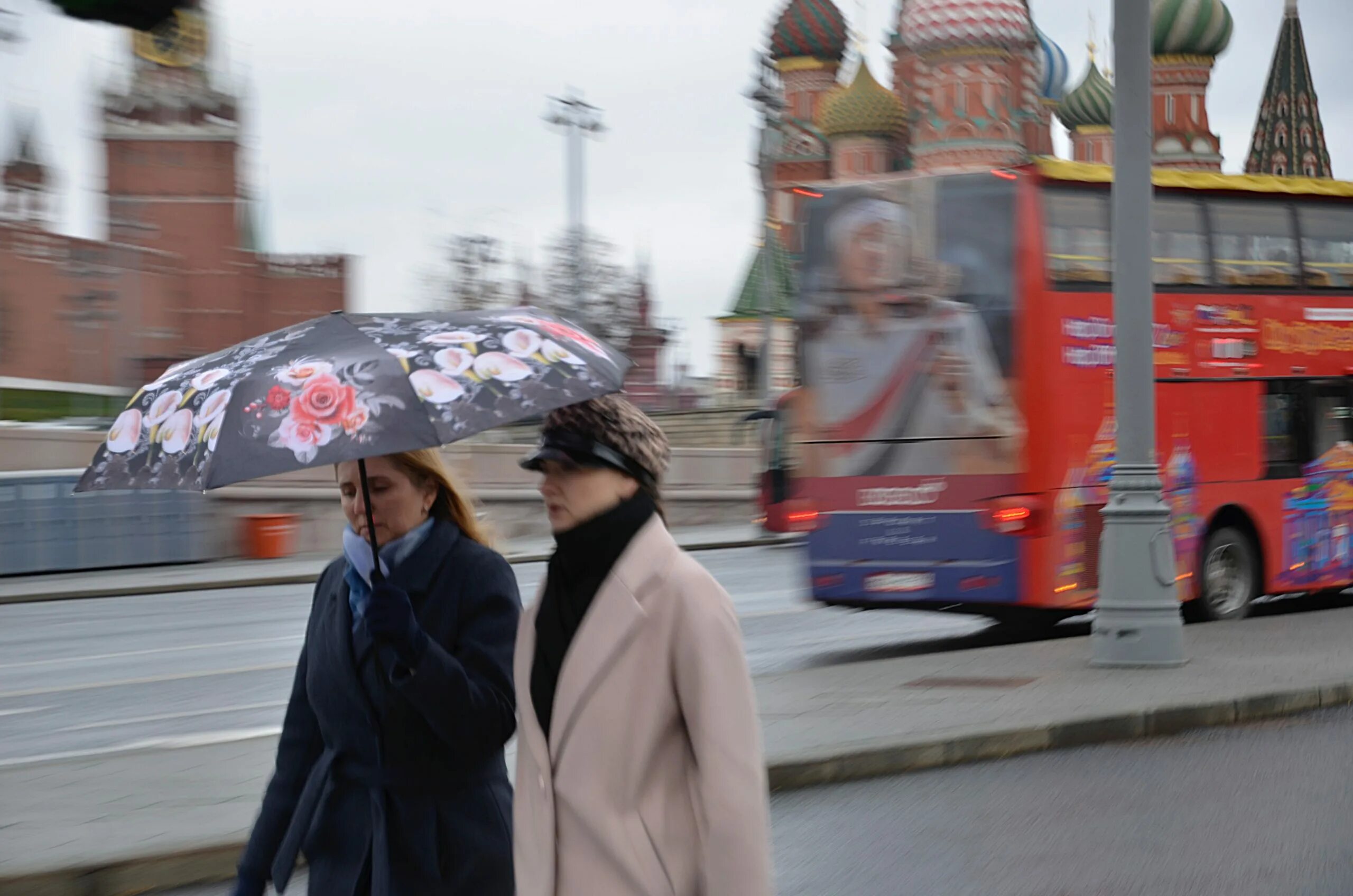 Жители Москвы. Москва в ноябре. Дождь в Москве. Сильный ветер в Москве. Погода в москве на 14 апреля