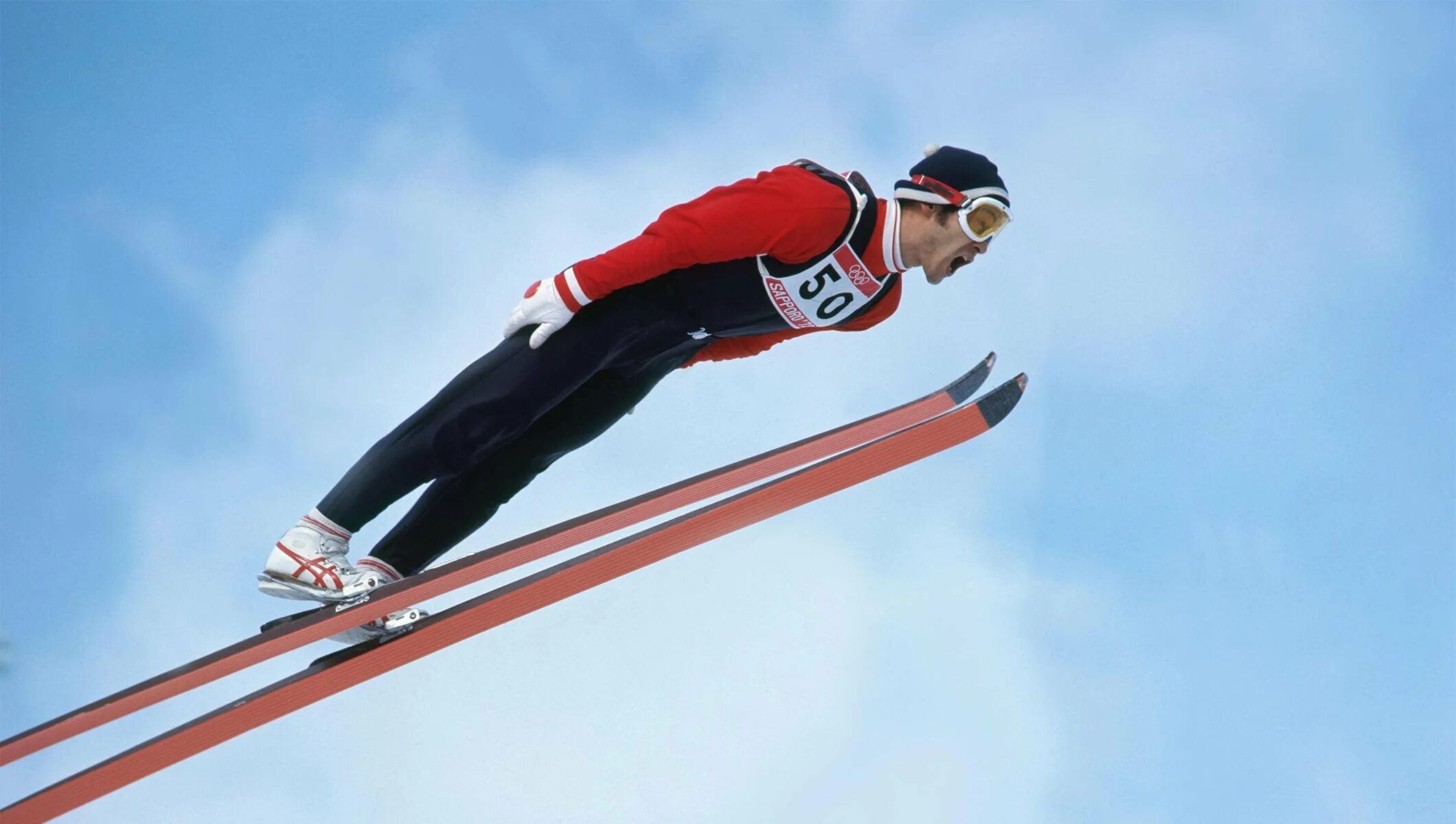 Виды лыжного спорта прыжки с трамплина. Юкио касая. Прыжки с трамплина. Прыжки с трамплина на лыжах. Лыжник на трамплине.