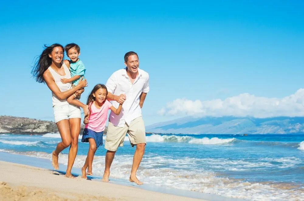 Фотография семейный отдых. Семья из четырех человек на море. Счастливая семья. Счастливая семья 4 человека на море. Семья на фоне моря.